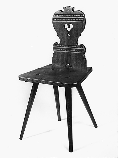 Chaise vue de trois quarts.