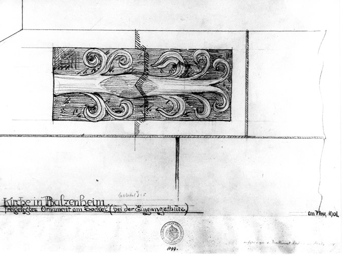 Relevé d'un élément de décor d'une base près de l'entrée de l'église.