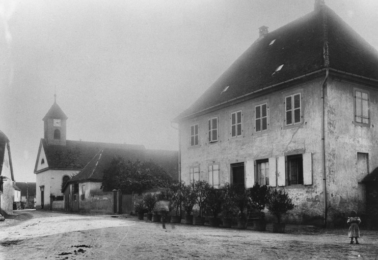 Vue ancienne du presbytère et de l'église.