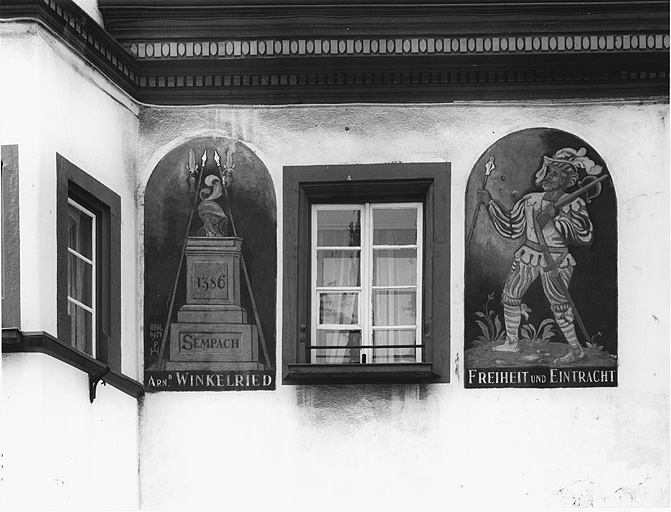 Elévation sur la place, deuxième étage, peintures murales encadrant une fenêtre.