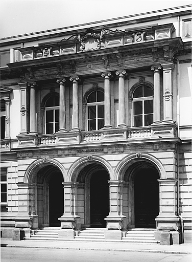 Elévation antérieure : avant-corps central.