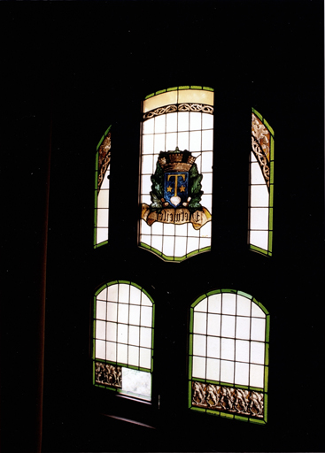 Baie de la cage d'escalier à l'extrémité de l'aile ouest, palier du premier au deuxième étage : armes de Dietweiler.