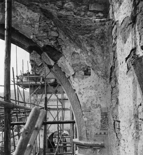 Vue partielle de l'arc triomphal depuis le choeur, pendant les travaux consécutifs aux destructions de 1914-1918.