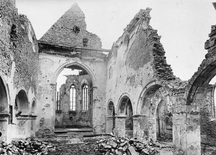 Vue intérieure de la nef vers le choeur après les destructions de 1914-1918.