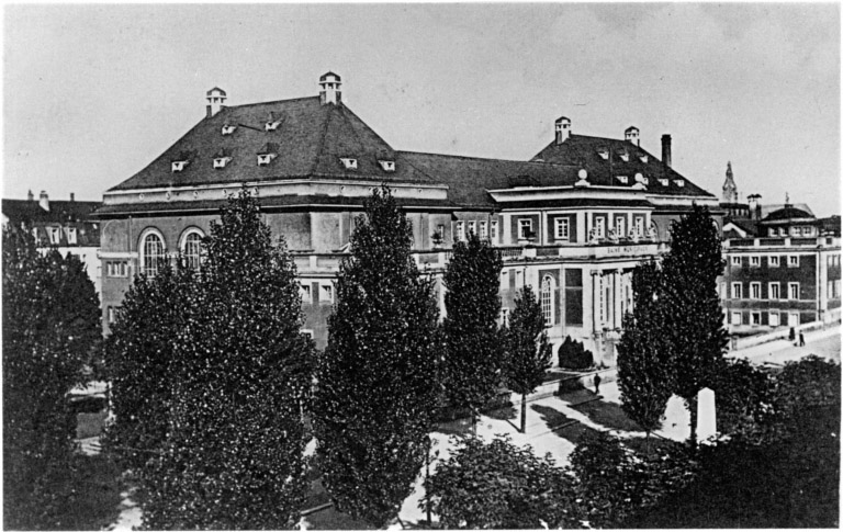 Vue ancienne de l'ensemble des bains municipaux.