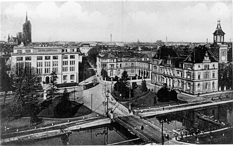 Vue ancienne prise depuis la gare vers la Poste et le nouveau quartier.