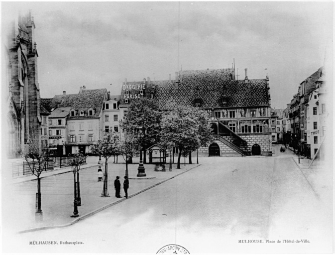 Vue ancienne de la place de la Réunion vers l'hôtel de ville.