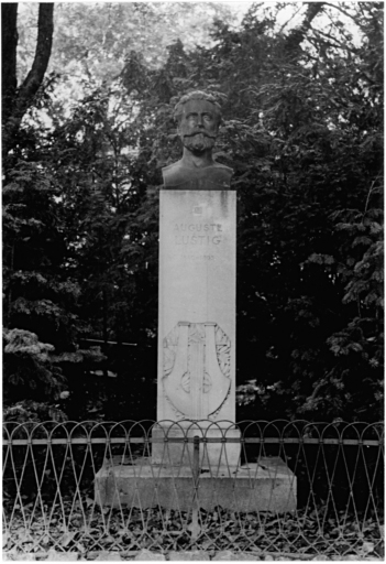 Vue du monument Auguste Lustig, érigé au square Steinbach.