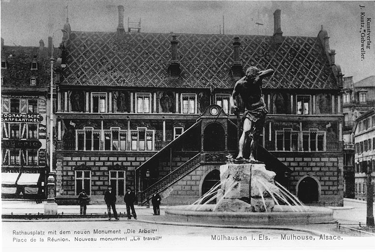 Vue ancienne du monument sur la place de la Réunion, devant l'hôtel de ville.