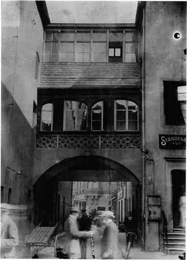 Vue ancienne du passage entre le bâtiment antérieur et le bâtiment postérieur.