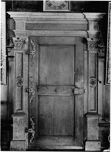 Vue ancienne de la porte intérieure, premier étage, salle du conseil municipal.