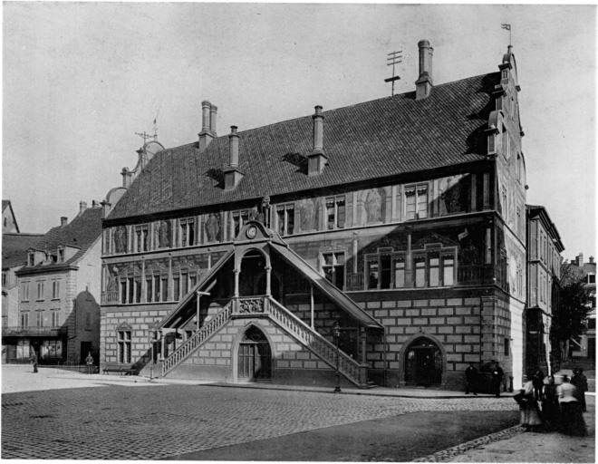 Vue ancienne d'ensemble du sud-ouest avec maisons voisines.