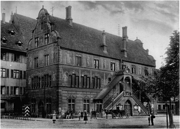 Vue ancienne de l'ensemble de l'hôtel de ville.