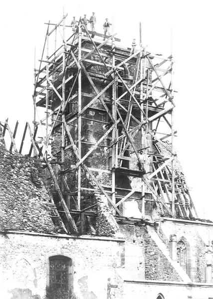 Vue de la tour pendant la reconstruction.