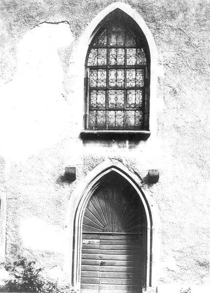 Vue ancienne d'une porte et d'une baie.