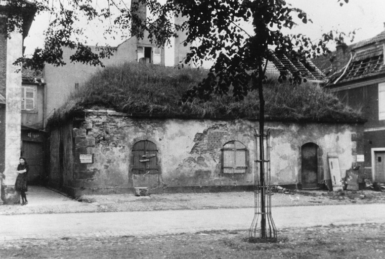 Vue de face : ancienne casemate sur la place d'Armes (après 1945).