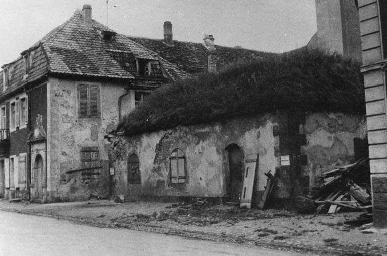 Vue de 3/4 : ancienne casemate sur la place d'Armes (après 1945).