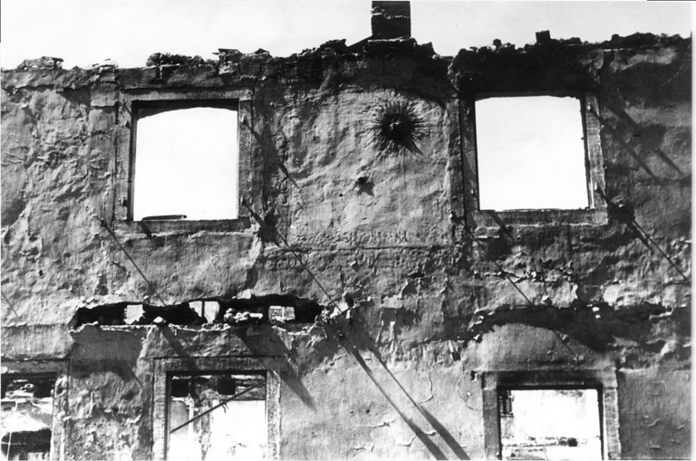hôpital militaire installé dans l'ancien couvent des Capucins ; chapelle de l'Hôpital (après 1945).