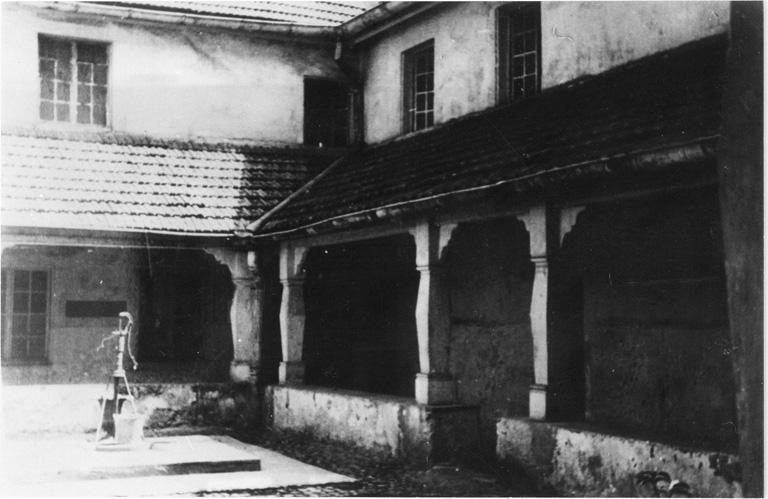 Hôpital militaire installé dans l'ancien couvent des Capucins ; cloître de la Chapelle de l'Hôpital avant 1939 et les destructions.