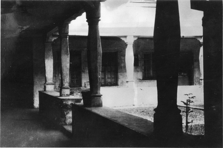 Hôpital militaire installé dans l'ancien couvent des Capucins ; cloître de la Chapelle de l'Hôpital avant 1939 et les destructions.