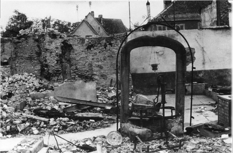 Puits près de la porte de Belfort (après 1945).