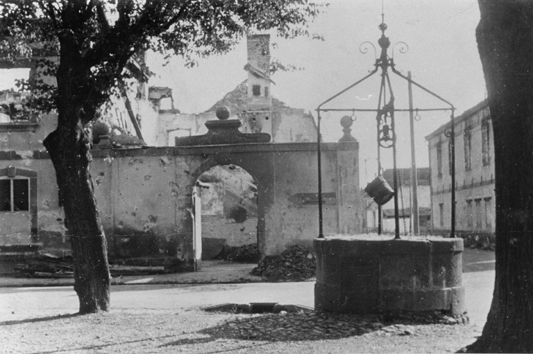 Cour latérale droite, vue depuis la rue (après 1945).