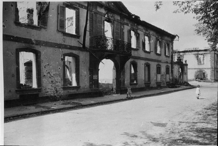 Façade principale: vue de gauche (après 1945).