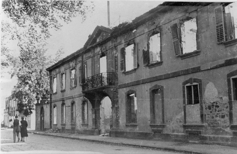 Façade principale: vue de droite (après 1945).