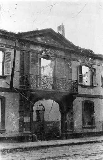 Partie centrale de la façade antérieure (après 1945).