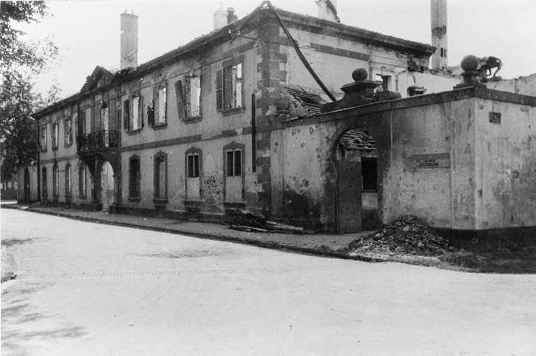 Façade principale: 3/4 droit (après 1945).