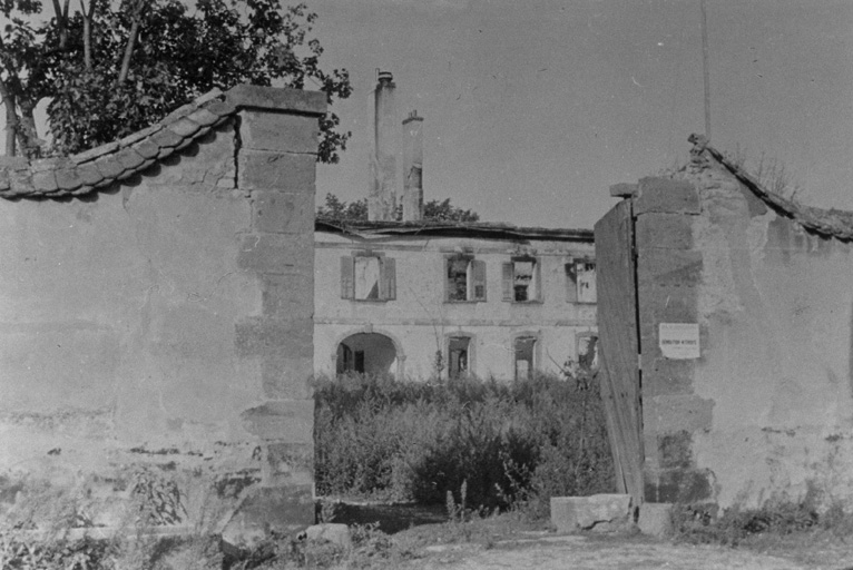 Façade postérieure : vue depuis le portail (après 1945).