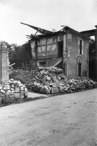 Restes du presbytère (après 1945).