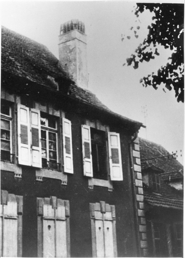 Détails du presbytère ; vue partielle de la façade (après 1945).