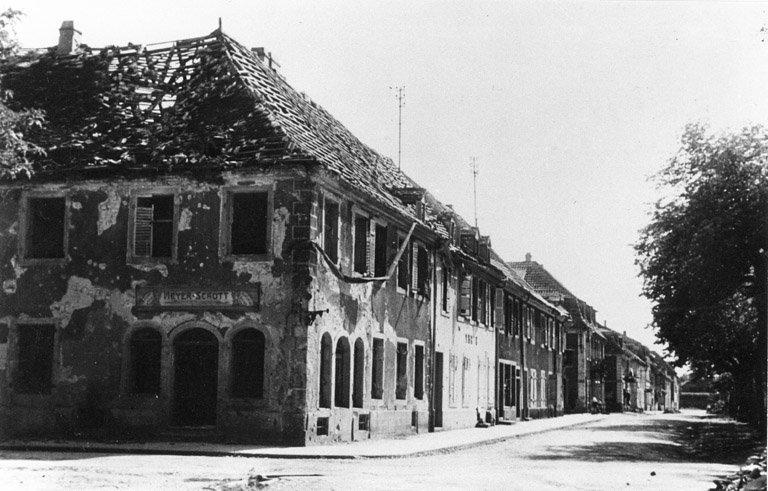 Immeuble Meyer-Schott, à l'angle de la place d'Armes et de la place de la Mairie (1946).