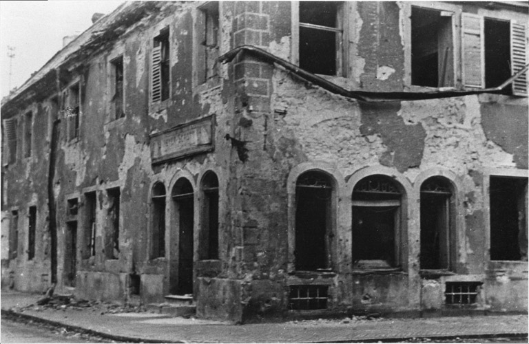 Immeuble Meyer-Schott, à l'angle de la place d'Armes et de la place de la Mairie (1946).