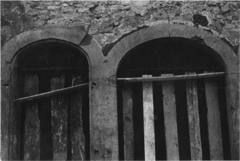 Immeuble Meyer-Schott, à l'angle de la place d'Armes et de la place de la Mairie ; partie supérieure des baies (après 1945).