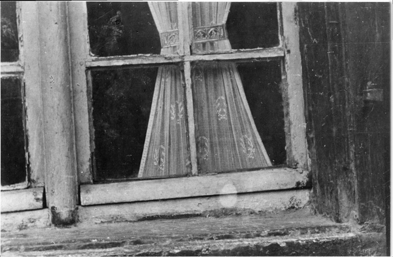 Détails : fenêtre, partie inférieure, détail des croisées (après 1945).