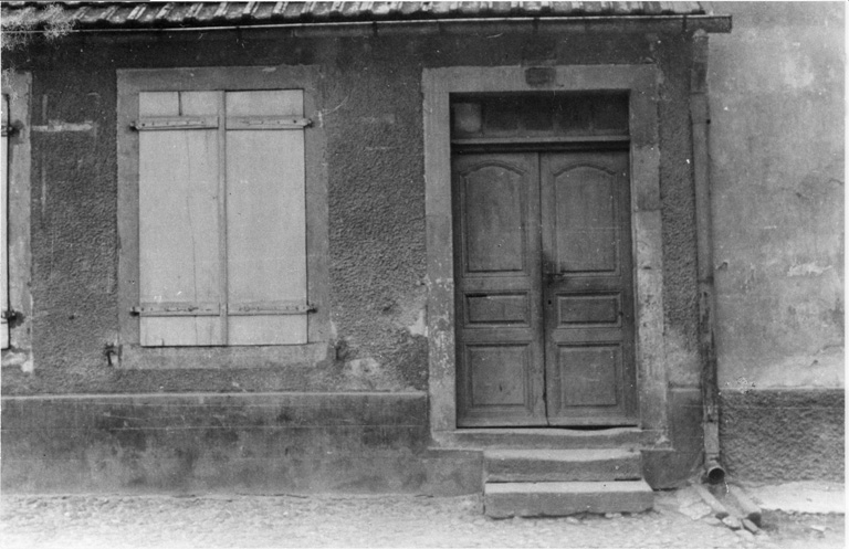 Détails de portes (après 1945). Vue partielle du rez-de-chaussée.