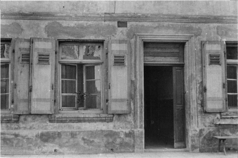 Détails de portes (après 1945). Vue partielle du rez-de-chaussée.