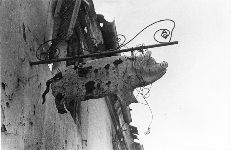 Enseigne en forme de cochon (après 1945).