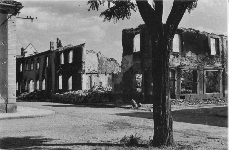 Angle rue du Marché, rue Vauban (après 1945).