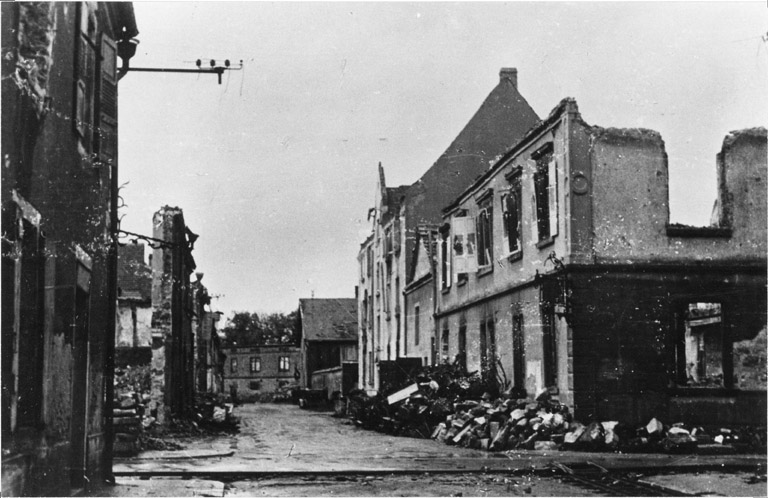 Rue du Soleil, traversée de la rue de Bâle (après 1945).