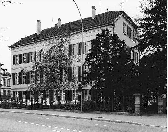 Maison antérieure gauche : vue d'ensemble depuis l'avenue.