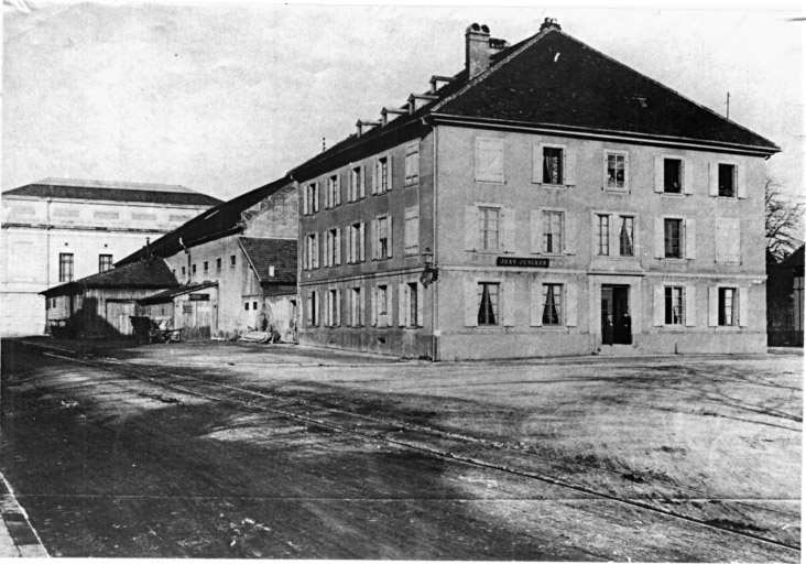 Vue ancienne depuis la rue J. J. Henner.