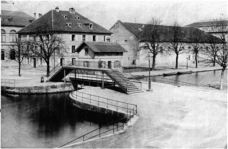 Vue ancienne depuis le canal de la douane (détruite).