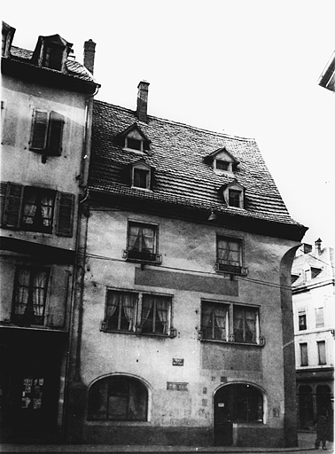 Vue ancienne sur la place de la Réunion.