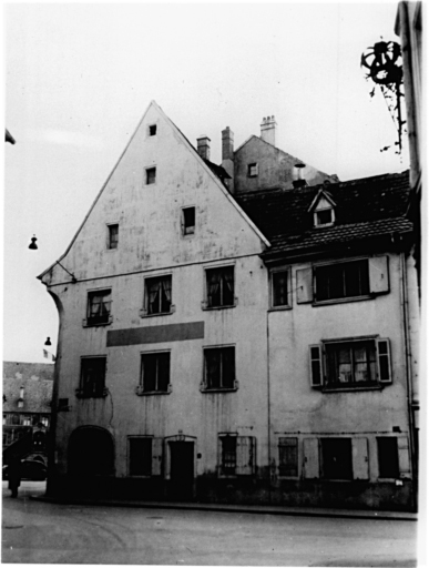 Maison, pharmacie au Lys