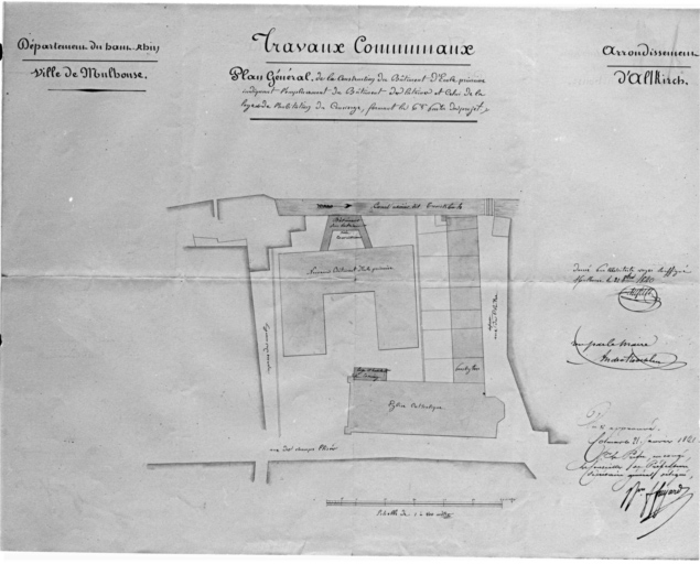 Plan général de la construction du bâtiment de l'école primaire indiquant l'emplacement du bâtiment des latrines, de la loge et de l'habitation du concierge.