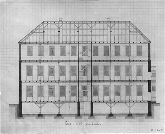 Projet de construction d'un deuxième étage sur le bâtiment de l'école de quartier chaussée de Donach. Coupe longitudinale.