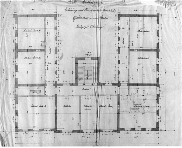 Construction d'une école spéciale de garçons (Mittelschule). Plan du premier étage.